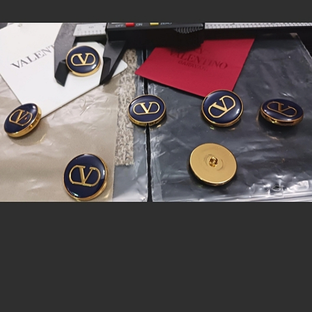 Vintage GARAVANI VALENTINO Set Of 7 Buttons For Garments Made In ITALY 20 mm